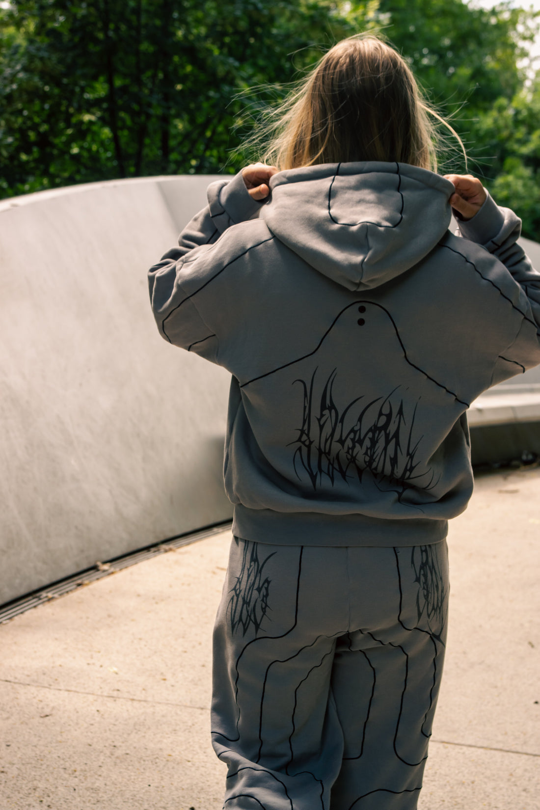Le hoodie YESSAY – déconstruction d’un statement textile